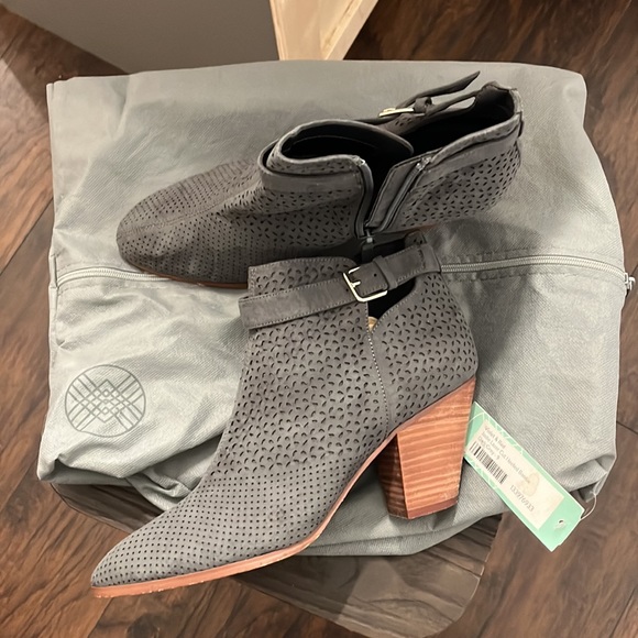 Worn a handful of times - Picture 4 of 7